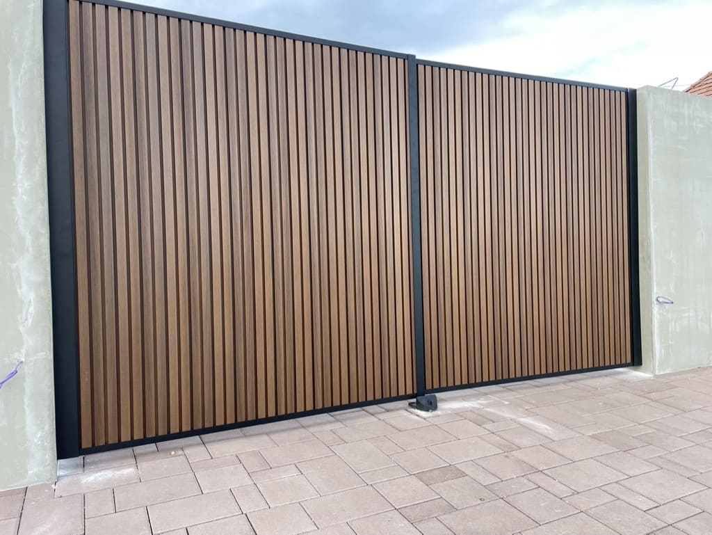 Drevoplastová posuvná brána